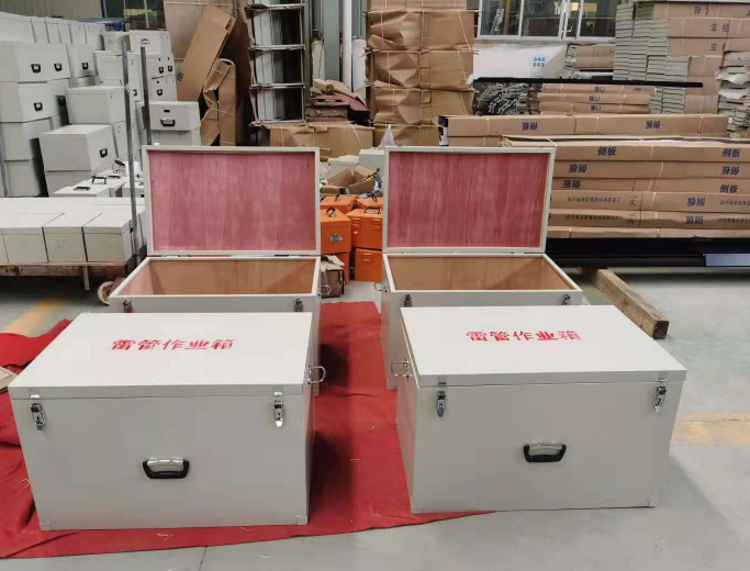 武宣放炮线和雷管炸药在矿山作业时如何存放？